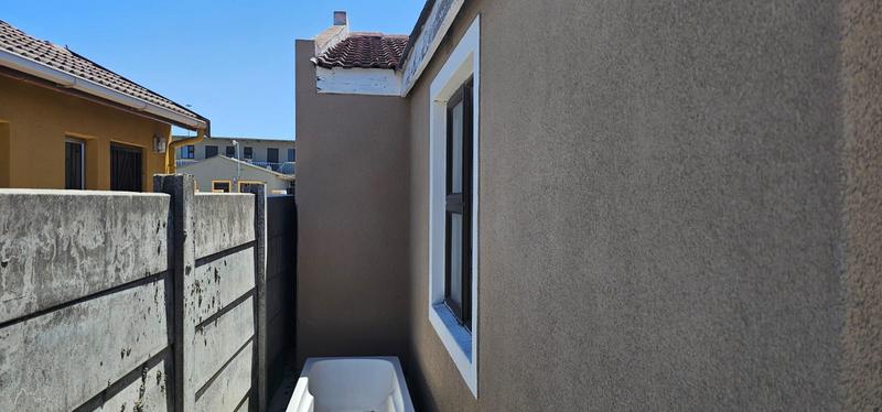 4 Bedroom Property for Sale in Ilitha Park Western Cape